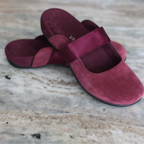 Vionic Women Burgundy Suede Laurel Mules Slip On Comfort Shoes Arch Support Sz 9 - Picture 1 of 9